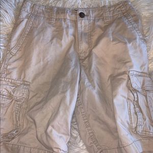 men’s beige cargo shorts